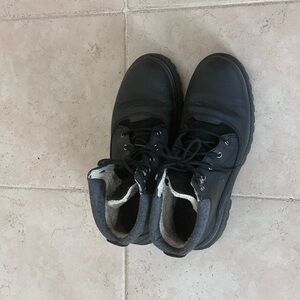 Kamik chukka boots. Good condition. Black. Good condition